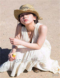 《男生手伸进胸罩里视频-美女接吻》